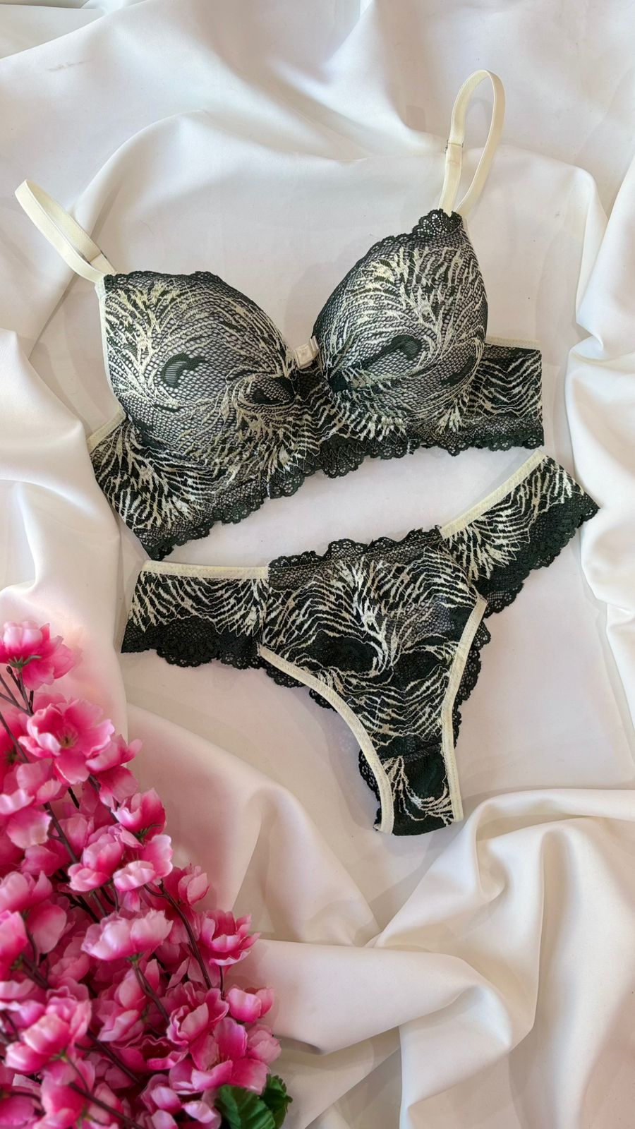 Conjunto GG Milena de renda verde militar com palha