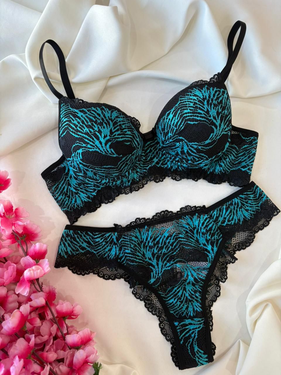 Conjunto G Milena de renda preto com azul