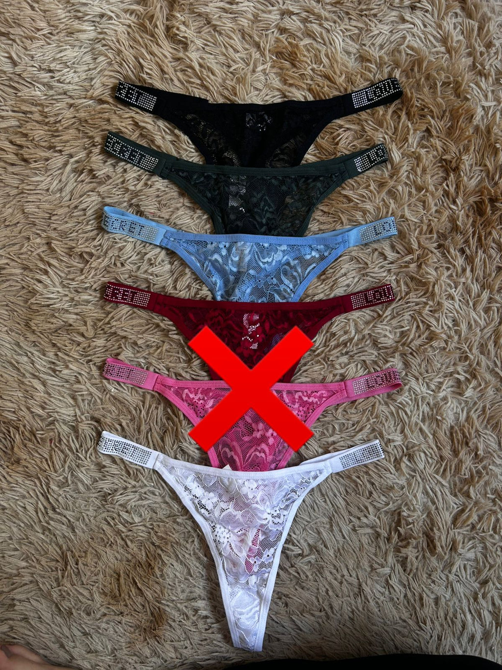 Calcinha G de renda com detalhe brilhante na lateral