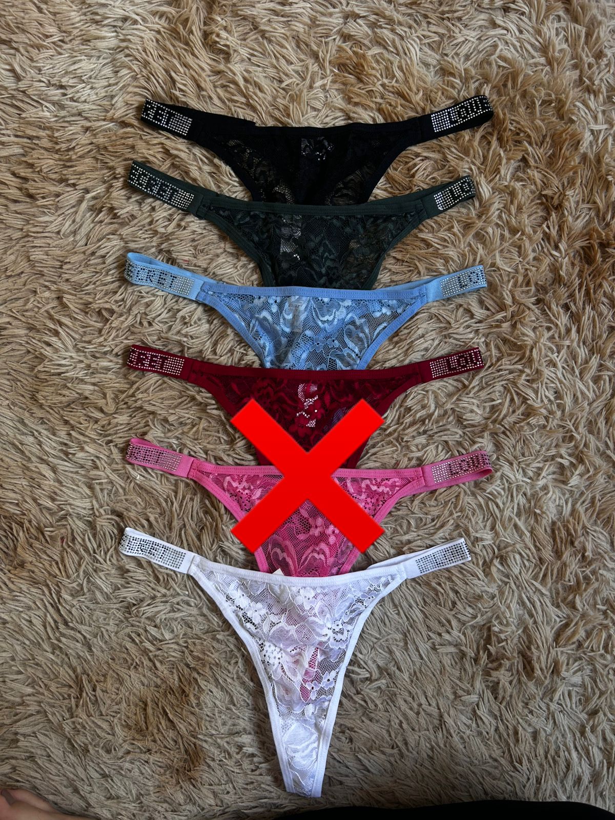 Calcinha G de renda com detalhe brilhante na lateral