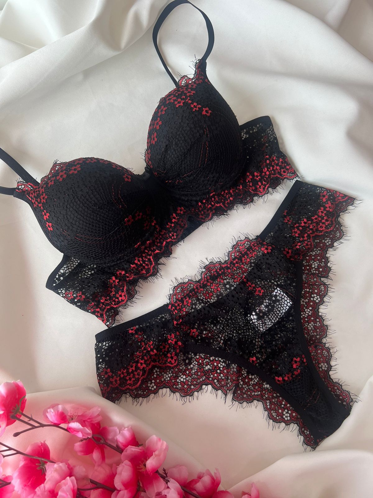 Conjunto P Milena preto com vermelho de renda