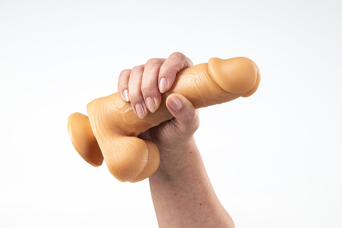 Prótese Sem Vibro Com Ventosa E Escroto 18x5cm Sexy Fantasy