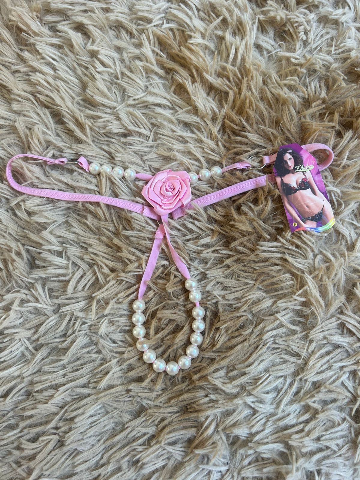 Calcinha Fio com Perolas e Flor Decorativa – Rosa